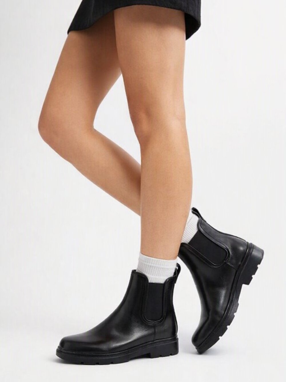 Capelli of New York Black Chelsea Style Waterproof Rubber Lug Sole Boots -Size 7